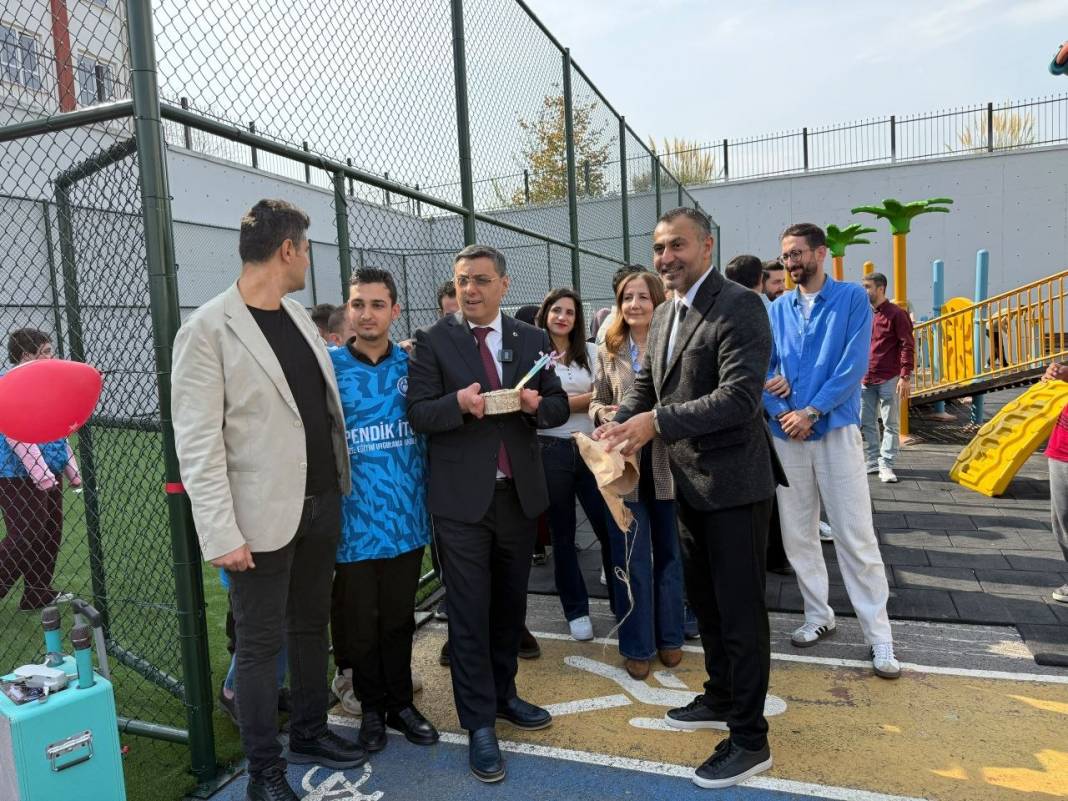 Milletvekili Serkan Bayram’dan Özel Öğrencilere Anlamlı Destek: Buğday Tanesi Halı Sahası Açıldı 4